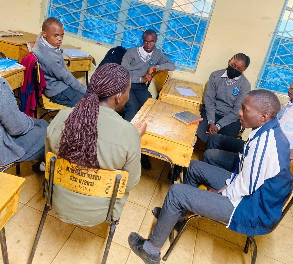 Youth learning digital skills during a HealingTech programme